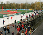 823957 Gezicht op de 400-meter-ijsbaan van de Vechtsebanen (Mississippidreef 151) te Utrecht met recreatieschaatsers op ...